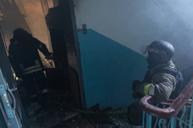 Russian attack on Ukraine s Kramatorsk KRAMATORSK, UKRAINE - MAY 19: Ukrainian emergency services extinguish a fire in a residential building following a Russian air strike using KAB bombs in Kramatorsk, Ukraine on May 19, 2026. Diego Herrera Carcedo Anadolu Kramatorsk Ukraine. Editorial use only. Please get in touch for any other usage.  Copyright: x2026xAnadoluxDiegoxHerreraxCarcedox