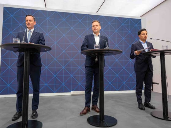 20260519 Pressekonferenz mit den Klubobleuten der Regierungsfraktionen zur Plenarvorschau WIEN, OESTERREICH - MAI 19: Abgeordneter zum Nationalrat und Klubobmann Ernst Goedl (OeVP), Abgeordnete zum Nationalrat und Klubobmann Philip Kucher (SPOe) und Abgeordneter zum Nationalrat und Klubobmann Yannick Shetty (NEOS) bei der Pressekonferenz - mit den Klubobleuten der Regierungsfraktionen zur Plenarvorschau im Parlament am 19. Mai 2026 in Wien, Oesterreich. 260519_SEPA_10_003 Copyright: xMichaelxIndrax SEPAxMedia
