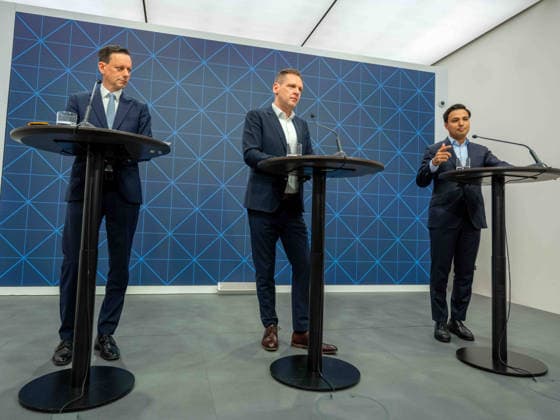 20260519 Pressekonferenz mit den Klubobleuten der Regierungsfraktionen zur Plenarvorschau WIEN, OESTERREICH - MAI 19: Abgeordneter zum Nationalrat und Klubobmann Ernst Goedl (OeVP), Abgeordneter zum Nationalrat und Klubobmann Philip Kucher (SPOe) und Abgeordneter zum Nationalrat und Klubobmann Yannick Shetty (NEOS) bei der Pressekonferenz - mit den Klubobleuten der Regierungsfraktionen zur Plenarvorschau im Parlament am 19. Mai 2026 in Wien, Oesterreich. 260519_SEPA_10_018 Copyright: xMichaelxIndrax SEPAxMedia