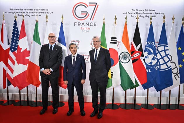 G7 Finance Ministers Meeting in Paris FA French Minister of the Economy, Finance and Industrial, Energy and Digital Sovereignty Roland Lescure and Governor of the Banque de France Francois Villeroy de Galhau welcome Governor of the Bank of Korea Hyun-Song Shin for the G7 Finance Ministers Meeting at the French Economy and Finance Ministry in Paris on May 19, 2026. Photo by Firas Abdullah ABACAPRESS.COM Paris Ile-de-France France  Copyright: xAbdullahxFiras ABACAx