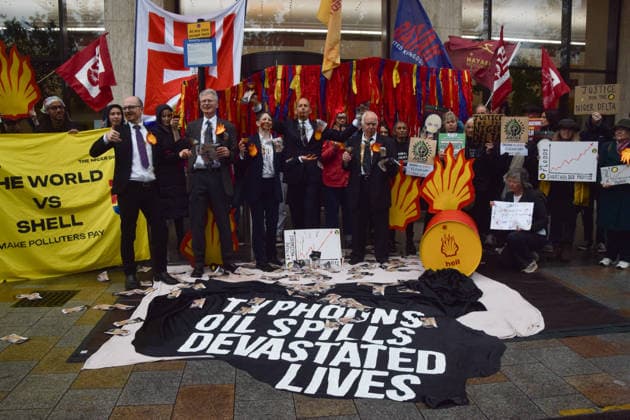 May 19, 2026, London, England, United Kingdom: Climate activists dressed as executives covered in Ã¢â‚¬ËœoilÃ¢â‚¬â ¢ (actually treacle) throw banknotes emblazoned with Bank on Climate Chaos as they stage a protest outside Shell headquarters on the day of the oil giantÃ¢â‚¬â ¢s Annual General Meeting, AGM. London United Kingdom - ZUMAv130 20260519_zip_v130_002 Copyright: xVukxValcicx