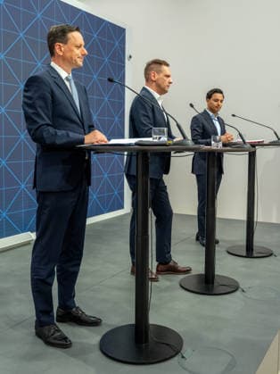 20260519 Pressekonferenz mit den Klubobleuten der Regierungsfraktionen zur Plenarvorschau WIEN, OESTERREICH - MAI 19: Abgeordneter zum Nationalrat und Klubobmann Ernst Goedl (OeVP), Abgeordnete zum Nationalrat und Klubobmann Philip Kucher (SPOe) und Abgeordneter zum Nationalrat und Klubobmann Yannick Shetty (NEOS) bei der Pressekonferenz - mit den Klubobleuten der Regierungsfraktionen zur Plenarvorschau im Parlament am 19. Mai 2026 in Wien, Oesterreich. 260519_SEPA_10_027 Copyright: xMichaelxIndrax SEPAxMedia