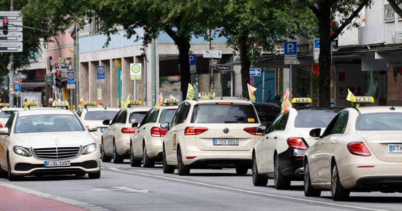 Cab prices 19 05 2026 Several hundred cab drivers demonstrate with a convoy through the city center against dumping prices of ride services such as Uber and Bolt and for a uniform transport fee Taxi demo Frankfurt am Main Hesse Germany