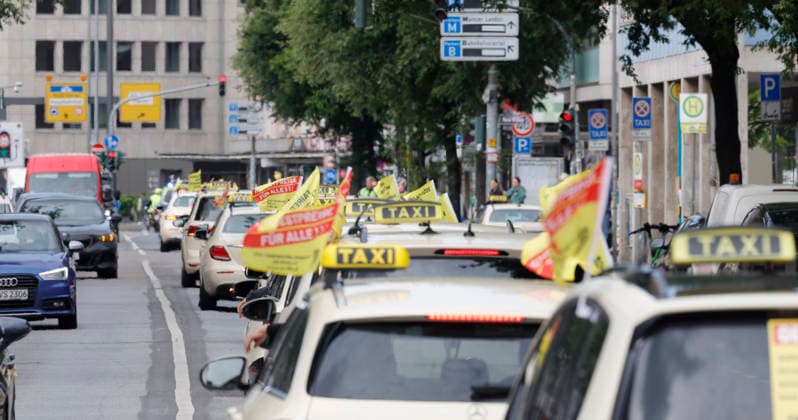 Cab prices 19 05 2026 Several hundred cab drivers demonstrate with a convoy through the city center against dumping prices of ride services such as Uber and Bolt and for a uniform transport fee Taxi demo Frankfurt am Main Hesse Germany