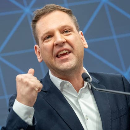 20260519 Pressekonferenz mit den Klubobleuten der Regierungsfraktionen zur Plenarvorschau WIEN, OESTERREICH - MAI 19: Abgeordnete zum Nationalrat und Klubobmann Philip Kucher (SPOe) bei der Pressekonferenz - mit den Klubobleuten der Regierungsfraktionen zur Plenarvorschau im Parlament am 19. Mai 2026 in Wien, Oesterreich. 260519_SEPA_10_033 Copyright: xMichaelxIndrax SEPAxMedia