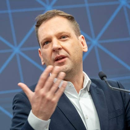 20260519 Pressekonferenz mit den Klubobleuten der Regierungsfraktionen zur Plenarvorschau WIEN, OESTERREICH - MAI 19: Abgeordnete zum Nationalrat und Klubobmann Philip Kucher (SPOe) bei der Pressekonferenz - mit den Klubobleuten der Regierungsfraktionen zur Plenarvorschau im Parlament am 19. Mai 2026 in Wien, Oesterreich. 260519_SEPA_10_035 Copyright: xMichaelxIndrax SEPAxMedia
