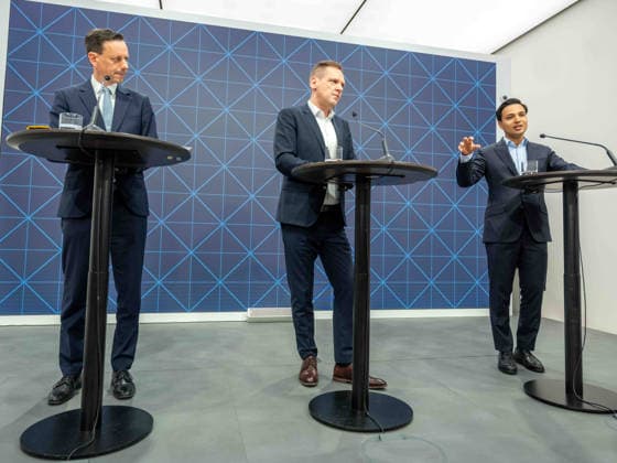 20260519 Pressekonferenz mit den Klubobleuten der Regierungsfraktionen zur Plenarvorschau WIEN, OESTERREICH - MAI 19: Abgeordneter zum Nationalrat und Klubobmann Ernst Goedl (OeVP), Abgeordnete zum Nationalrat und Klubobmann Philip Kucher (SPOe) und Abgeordneter zum Nationalrat und Klubobmann Yannick Shetty (NEOS) bei der Pressekonferenz - mit den Klubobleuten der Regierungsfraktionen zur Plenarvorschau im Parlament am 19. Mai 2026 in Wien, Oesterreich. 260519_SEPA_10_039 Copyright: xMichaelxIndrax SEPAxMedia