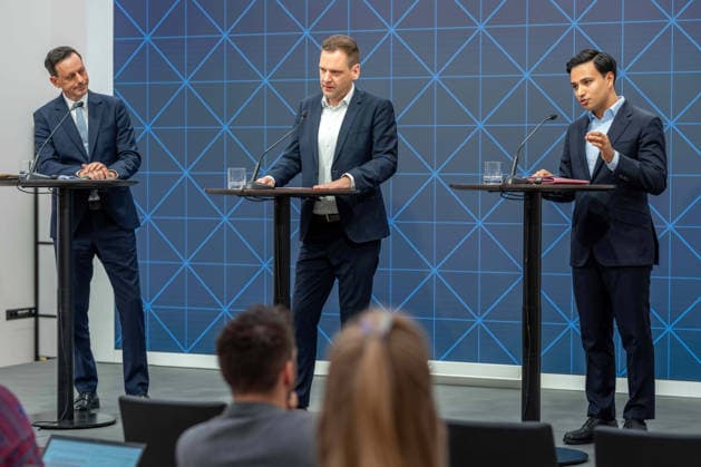 20260519 Pressekonferenz mit den Klubobleuten der Regierungsfraktionen zur Plenarvorschau WIEN, OESTERREICH - MAI 19: Abgeordneter zum Nationalrat und Klubobmann Ernst Goedl (OeVP), Abgeordnete zum Nationalrat und Klubobmann Philip Kucher (SPOe) und Abgeordneter zum Nationalrat und Klubobmann Yannick Shetty (NEOS) bei der Pressekonferenz - mit den Klubobleuten der Regierungsfraktionen zur Plenarvorschau im Parlament am 19. Mai 2026 in Wien, Oesterreich. 260519_SEPA_10_043 Copyright: xMichaelxIndrax SEPAxMedia