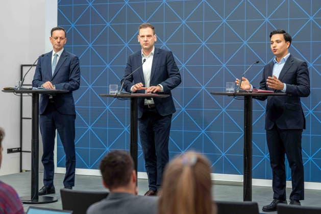 20260519 Pressekonferenz mit den Klubobleuten der Regierungsfraktionen zur Plenarvorschau WIEN, OESTERREICH - MAI 19: Abgeordneter zum Nationalrat und Klubobmann Ernst Goedl (OeVP), Abgeordnete zum Nationalrat und Klubobmann Philip Kucher (SPOe) und Abgeordneter zum Nationalrat und Klubobmann Yannick Shetty (NEOS) bei der Pressekonferenz - mit den Klubobleuten der Regierungsfraktionen zur Plenarvorschau im Parlament am 19. Mai 2026 in Wien, Oesterreich. 260519_SEPA_10_044 Copyright: xMichaelxIndrax SEPAxMedia