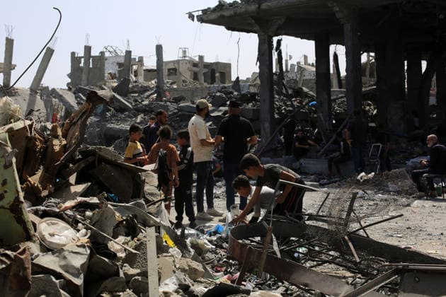 Palestinians Inspect Destroyed Homes After Overnight Israeli Strike in Jabalia Palestinians inspect their destroyed homes following an overnight Israeli airstrike that targeted a residential block after residents were warned to evacuate, in Jabalia in the northern Gaza Strip, on May 19, 2026. Photo by Bilal Osama apaimages Gaza city Gaza Strip Palestinian Territory 190526_Jabalia_BO_00(16) Copyright: xapaimagesxBilalxOsamax xapaimagesx