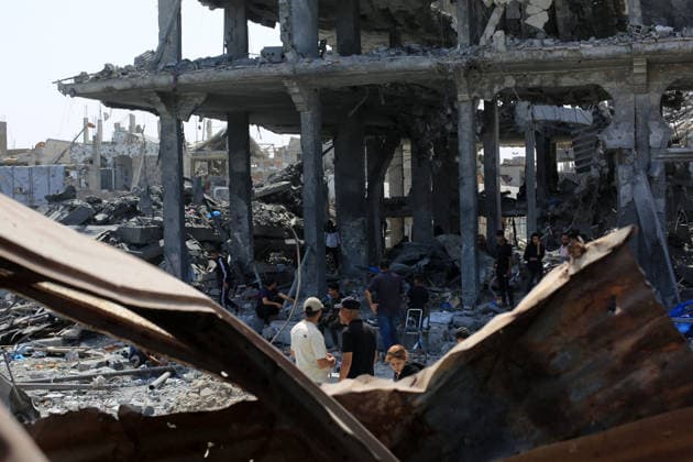Palestinians Inspect Destroyed Homes After Overnight Israeli Strike in Jabalia Palestinians inspect their destroyed homes following an overnight Israeli airstrike that targeted a residential block after residents were warned to evacuate, in Jabalia in the northern Gaza Strip, on May 19, 2026. Photo by Bilal Osama apaimages Gaza city Gaza Strip Palestinian Territory 190526_Jabalia_BO_00(17) Copyright: xapaimagesxBilalxOsamax xapaimagesx