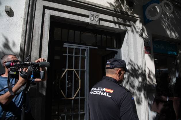 UDEF searches Zapateros office after learning of his imputation in the Plus Ultra case An agent of the National Police in Zapateros office in Ferraz, on May 19, 2026, in Madrid Spain The UDEF has searched the office of the former president, as well as other offices related to him, such as that of his daughters company, such as that of his daughters company, following the decision of the judge of the Audiencia Nacional, José Luis Calama, who has agreed to investigate Zapatero in the Plus Ultra case for alleged money laundering 19 MAY 2026 ZAPATERO UDEF Fernando Sá Madrid Madrid Madrid Espana  Copyright: xFernandoxSanchezx 7533702