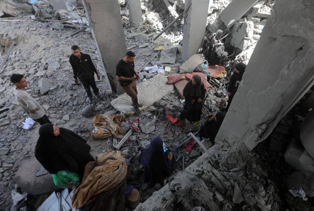 Palestinians Inspect Destroyed Homes After Overnight Israeli Strike in Jabalia Palestinians inspect their destroyed homes following an overnight Israeli airstrike that targeted a residential block after residents were warned to evacuate, in Jabalia in the northern Gaza Strip, on May 19, 2026. Photo by Bilal Osama apaimages Gaza city Gaza Strip Palestinian Territory 190526_Jabalia_BO_01(39) Copyright: xapaimagesxBilalxOsamax xapaimagesx