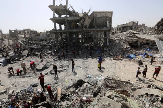 Palestinians Inspect Destroyed Homes After Overnight Israeli Strike in Jabalia Palestinians inspect their destroyed homes following an overnight Israeli airstrike that targeted a residential block after residents were warned to evacuate, in Jabalia in the northern Gaza Strip, on May 19, 2026. Photo by Bilal Osama apaimages Gaza city Gaza Strip Palestinian Territory 190526_Jabalia_BO_01(26) Copyright: xapaimagesxBilalxOsamax xapaimagesx