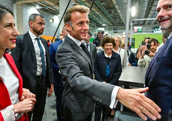 President Macron At REuse Economy Expo - Paris French President Emmanuel Macron visits the REuse Economy fair at Porte de Versailles exhibition centre in Paris, France, on May 19, 2026. Photo by Christian Liewig Pool ABACAPRESS.COM Paris France  Copyright: xLiewigxChristian Pool ABACAx