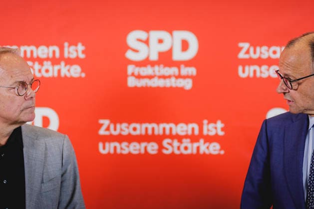 R L Friedrich Merz CDU , Federal Chancellor, and Matthias Miersch, leader of the SPD parliamentary group in the German Bundestag, recorded during a press statement before the SPD parliamentary group meeting in Berlin, 19 05 2026 Berlin Germany Copyright: xFlorianxGaertnerx