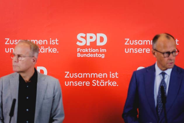 R L Friedrich Merz CDU , Federal Chancellor, and Matthias Miersch, leader of the SPD parliamentary group in the German Bundestag, recorded during a press statement before the SPD parliamentary group meeting in Berlin, 19 05 2026 Berlin Germany Copyright: xFlorianxGaertnerx