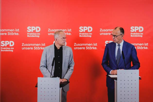 R L Friedrich Merz CDU , Federal Chancellor, and Matthias Miersch, leader of the SPD parliamentary group in the German Bundestag, recorded during a press statement before the SPD parliamentary group meeting in Berlin, 19 05 2026 Berlin Germany Copyright: xFlorianxGaertnerx