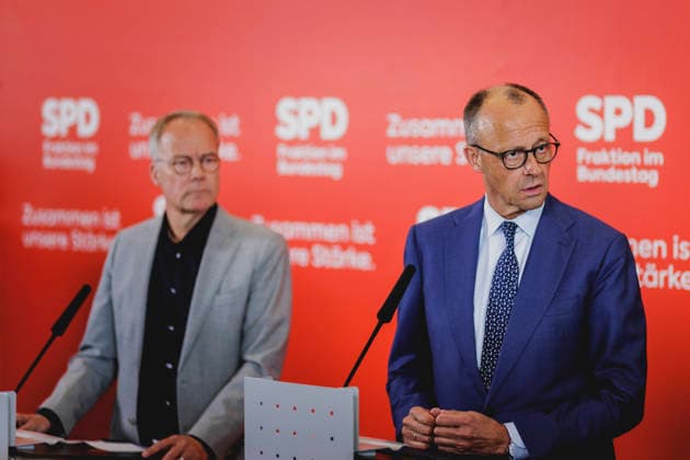 R L Friedrich Merz CDU , Federal Chancellor, and Matthias Miersch, leader of the SPD parliamentary group in the German Bundestag, recorded during a press statement before the SPD parliamentary group meeting in Berlin, 19 05 2026 Berlin Germany Copyright: xFlorianxGaertnerx