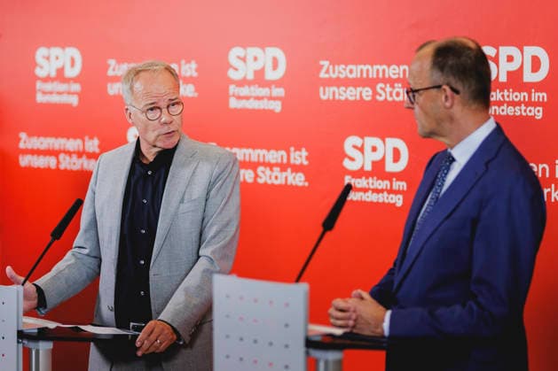 R L Friedrich Merz CDU , Federal Chancellor, and Matthias Miersch, leader of the SPD parliamentary group in the German Bundestag, recorded during a press statement before the SPD parliamentary group meeting in Berlin, 19 05 2026 Berlin Germany Copyright: xFlorianxGaertnerx