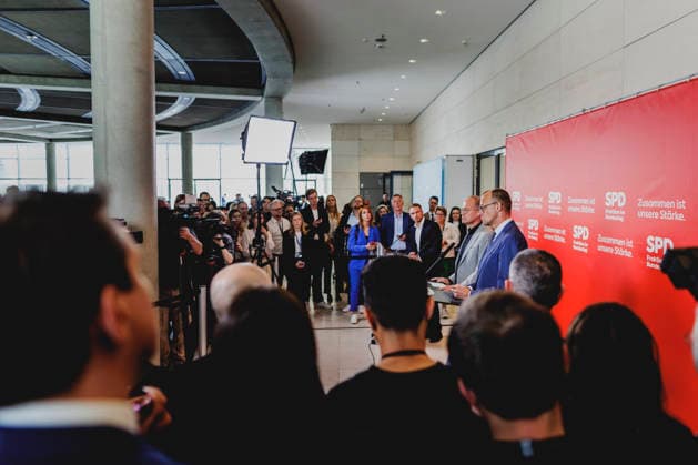 R L Friedrich Merz CDU , Federal Chancellor, and Matthias Miersch, leader of the SPD parliamentary group in the German Bundestag, recorded during a press statement before the SPD parliamentary group meeting in Berlin, 19 05 2026 Berlin Germany Copyright: xFlorianxGaertnerx