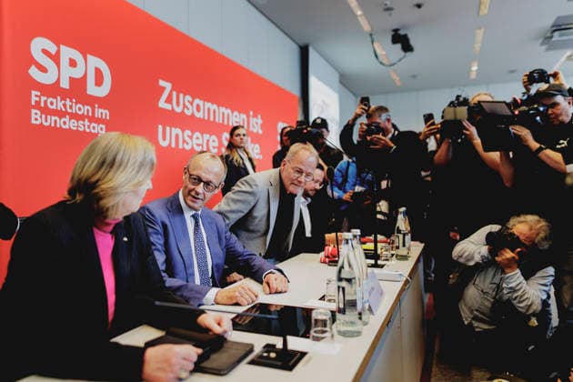 L R Baerbel Bas SPD , Federal Minister for Labor and Social Affairs, Friedrich Merz CDU , Federal Chancellor, and Matthias Miersch, leader of the SPD parliamentary group in the German Bundestag, taken before the SPD parliamentary group meeting in Berlin, 19 05 2026 Berlin Germany Copyright: xFlorianxGaertnerx