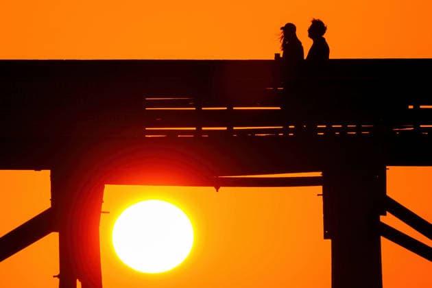 May 19, 2026, Isle Of Palms, Sc, United States: A couple walks along the IOP Fishing Pier silhouetted by the sunrise over the Atlantic Ocean, May 19, 2026 in Isle of Palms, South Carolina. Isle Of Palms United States  - ZUMAe02_ 20260519_zaf_e02_001 Copyright: xRichardxEllisx