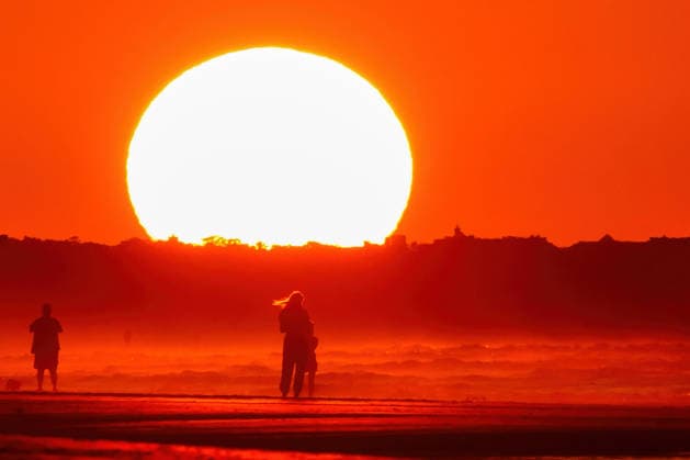 May 19, 2026, Isle Of Palms, Sc, United States: Beachgoers silhouetted by the sun watch as rises over the Atlantic Ocean from Front Beach, May 19, 2026 in Isle of Palms, South Carolina. Isle Of Palms United States  - ZUMAe02_ 20260519_zaf_e02_005 Copyright: xRichardxEllisx