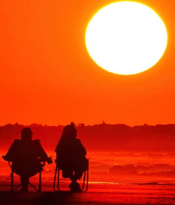 May 19, 2026, Isle Of Palms, Sc, United States: A couple silhouetted by the sunrise over the Atlantic Ocean on Front Beach, May 19, 2026 in Isle of Palms, South Carolina. Isle Of Palms United States - ZUMAe02_ 20260519_zaf_e02_006 Copyright: xRichardxEllisx