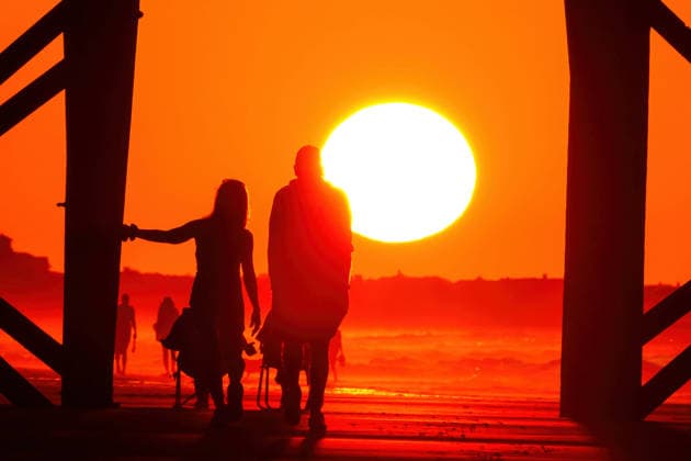 May 19, 2026, Isle Of Palms, Sc, United States: Beachgoers silhouetted by the sun watch as rises over the Atlantic Ocean from under the IOP Fishing Pier, May 19, 2026 in Isle of Palms, South Carolina. Isle Of Palms United States  - ZUMAe02_ 20260519_zaf_e02_007 Copyright: xRichardxEllisx