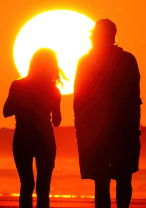 May 19, 2026, Isle Of Palms, Sc, United States: Beachgoers silhouetted by the sun watch as rises over the Atlantic Ocean from under the IOP Fishing Pier, May 19, 2026 in Isle of Palms, South Carolina. Isle Of Palms United States - ZUMAe02_ 20260519_zaf_e02_004 Copyright: xRichardxEllisx