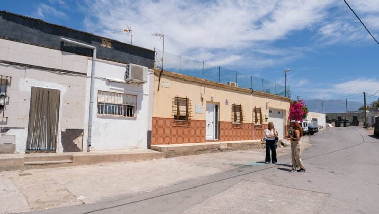A 25-year-old man arrested for shooting his parents to death in El Ejido Almeria Image of the area known as El Canalillo, near Balanegra, in El Ejido where the event took place whose investigation points to an episode of domestic violence On May 19, 2026 in El Ejido, Almeria Andalusia, Spain A 25-year-old man has been arrested for allegedly shooting his parents to death in El Ejido Almeria and wounding four other people, including their seven-month-old baby and a 21-month-old girl, both admitted to the pediatric ICU of the Hospital Materno Infantil Princesa Leonor 19 MAY 2026 Europa Press 19 05 2026 El Ejido, Almeria Andalucia, Es El Ejido, Almeria Andalucia, Es Espana  Copyright: xEuropaxPressx 7534927
