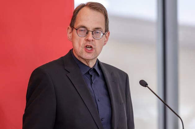 Statement Die Linke Soeren Pellmann Die Linke at a statement on 19 05 26 in Berlin Berlin Berlin Germany Reichstag