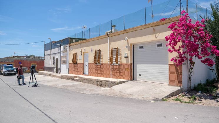 A 25-year-old man arrested for shooting his parents to death in El Ejido Almeria Image of the area known as El Canalillo, near Balanegra, in El Ejido where the event took place whose investigation points to an episode of domestic violence On May 19, 2026 in El Ejido, Almeria Andalusia, Spain A 25-year-old man has been arrested for allegedly shooting his parents to death in El Ejido Almeria and wounding four other people, including their seven-month-old baby and a 21-month-old girl, both of whom are in the pediatric ICU of the Hospital Materno Infantil Princesa Leonor 19 MAY 2026 Europa Press 19 05 2026 El Ejido, Almeria Andalucia, Es El Ejido, Almeria Andalucia, Es Espana  Copyright: xEuropaxPressx 7534932