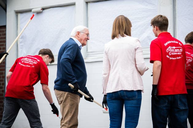 19 05 2026 Frank Walter Steinmeier in Herzebrock Clarholz On the occasion of the Germany-wide day of honor for the birthday of the Basic Law, the Federal President visits numerous participatory activities nationwide here at the club grounds of the Herzebrocker SV in Herzebrock Clarholz during painting work on the club buil