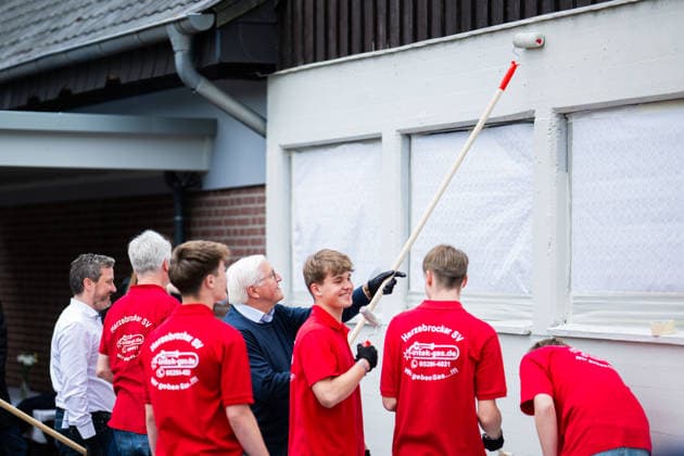 19 05 2026 Frank Walter Steinmeier in Herzebrock Clarholz On the occasion of the Germany-wide day of honor for the birthday of the Basic Law, the Federal President visits numerous participatory activities nationwide here at the club grounds of the Herzebrocker SV in Herzebrock Clarholz during painting work on the club buil