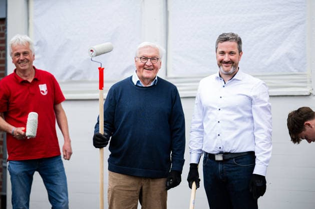 19 05 2026 Frank Walter Steinmeier in Herzebrock Clarholz On the occasion of the Germany-wide day of honor for the birthday of the Basic Law, the Federal President visits numerous participatory activities nationwide here at the club grounds of the Herzebrocker SV in Herzebrock Clarholz during painting work on the club