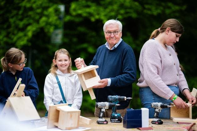19 05 2026 Frank Walter Steinmeier in Herzebrock Clarholz On the occasion of the Germany-wide day of honor for the birthday of the Basic Law, the Federal President visits numerous participatory activities nationwide here building a birdhouse for the Von Zumbusch Comprehensive School Herzebrock , Herzebrock North Rhine-Westphalia Germany Herzebrock Sports Club