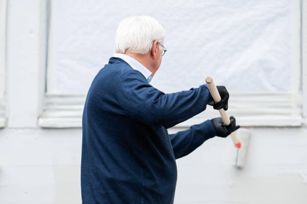19 05 2026 Frank Walter Steinmeier in Herzebrock Clarholz On the occasion of the Germany-wide day of honor for the birthday of the Basic Law, the Federal President visits numerous participatory activities nationwide here at the club grounds of the Herzebrocker SV in Herzebrock Clarholz during painting work on the club building, Herzebrock North Rhine-Westpha