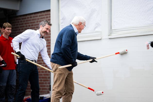 19 05 2026 Frank Walter Steinmeier in Herzebrock Clarholz On the occasion of the Germany-wide day of honor for the birthday of the Basic Law, the Federal President visits numerous participatory activities nationwide here at the club grounds of the Herzebrocker SV in Herzebrock Clarholz during painting work on the club