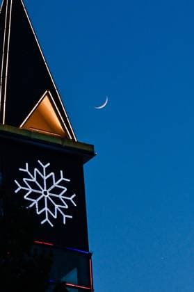 (260519) -- HARBIN, May 19, 2026 -- This photo taken on May 19, 2026 shows the planet of Venus next to the moon in the twilight sky over Harbin, northeast China s Heilongjiang Province. (Photo by Xinhua) CHINA-HEILONGJIANG-SKY VIEW-MOON AND VENUS (CN) YuanxYong 