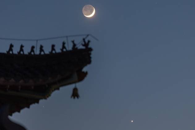 (260519) -- HARBIN, May 19, 2026 -- This photo taken on May 19, 2026 shows the planet of Venus next to the moon in the twilight sky over Jiamusi, northeast China s Heilongjiang Province. (Photo by Xinhua) CHINA-HEILONGJIANG-SKY VIEW-MOON AND VENUS (CN) ChenxZhiguo 