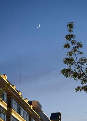 (260519) -- HARBIN, May 19, 2026 -- This photo taken on May 19, 2026 shows the planet of Venus next to the moon in the twilight sky over Heihe, northeast China s Heilongjiang Province. (Photo by Xinhua) CHINA-HEILONGJIANG-SKY VIEW-MOON AND VENUS (CN) MaxYong 