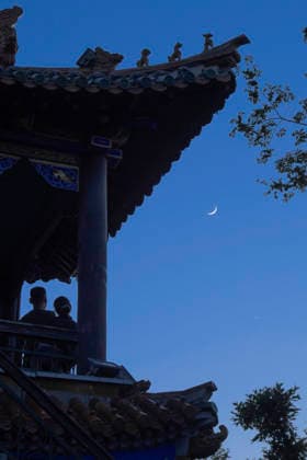 (260519) -- HARBIN, May 19, 2026 -- This photo taken on May 19, 2026 shows the planet of Venus next to the moon in the twilight sky over Qiqihar, northeast China s Heilongjiang Province. (Photo by Xinhua) CHINA-HEILONGJIANG-SKY VIEW-MOON AND VENUS (CN) WangxYonggang 