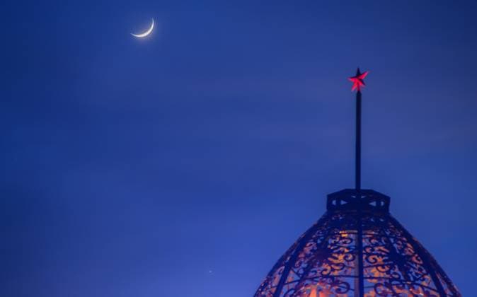 (260519) -- HARBIN, May 19, 2026 -- This photo taken on May 19, 2026 shows the planet of Venus next to the moon in the twilight sky over the Yabuli Ski Resort in Yabuli, northeast China s Heilongjiang Province. (Photo by Xinhua) CHINA-HEILONGJIANG-SKY VIEW-MOON AND VENUS (CN) ZengxDong 