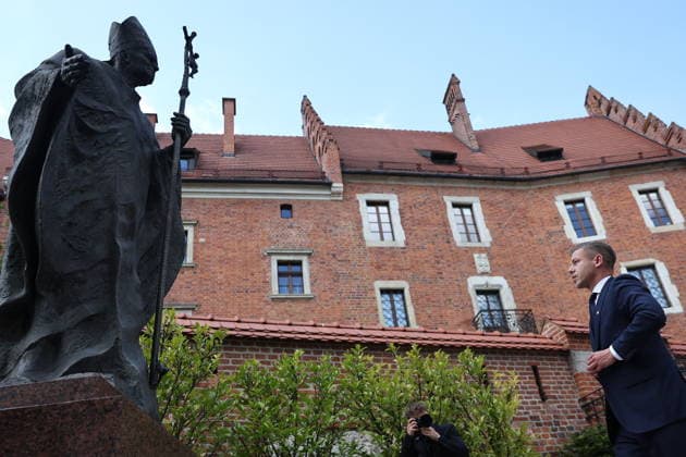Hungarian PM Peter Magyar visiting Wawel Castle during this first international trip KRAKOW, POLAND - MAY 19: Hungarian Prime Minister Peter Magyar lays a wreath at the monument of Pope John Paul II at the Wawel Cathedral during his first international trip in Krakow, Poland on May 19, 2026. Magyar began a two-day visit to Poland aimed at restoring bilateral ties strained by his predecessor’s close relations with Moscow during Russia’s attacks on Ukraine. Jakub Porzycki Anadolu Krakow Poland. Editorial use only. Please get in touch for any other usage.  Copyright: x2026xAnadoluxJakubxPorzyckix