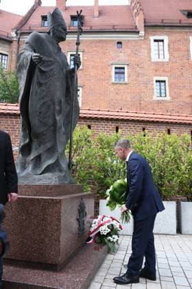 Hungarian PM Peter Magyar visiting Wawel Castle during this first international trip KRAKOW, POLAND - MAY 19: Hungarian Prime Minister Peter Magyar lays a wreath at the monument of Pope John Paul II at the Wawel Cathedral during his first international trip in Krakow, Poland on May 19, 2026. Magyar began a two-day visit to Poland aimed at restoring bilateral ties strained by his predecessor’s close relations with Moscow during Russia’s attacks on Ukraine. Jakub Porzycki Anadolu Krakow Poland. Editorial use only. Please get in touch for any other usage.  Copyright: x2026xAnadoluxJakubxPorzyckix