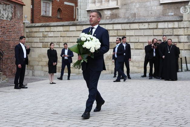 Hungarian PM Peter Magyar visiting Wawel Castle during this first international trip KRAKOW, POLAND - MAY 19: Hungarian Prime Minister Peter Magyar holds a wreath of flowers at the monument of Pope John Paul II at the Wawel Cathedral during his first international trip in Krakow, Poland on May 19, 2026. Magyar began a two-day visit to Poland aimed at restoring bilateral ties strained by his predecessor’s close relations with Moscow during Russia’s attacks on Ukraine. Jakub Porzycki Anadolu Krakow Poland. Editorial use only. Please get in touch for any other usage.  Copyright: x2026xAnadoluxJakubxPorzyckix