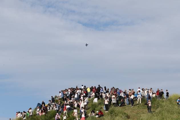 Turkiye marks 19th May Commemoration of Ataturk, Youth and Sports Day SAMSUN, TURKIYE - MAY 19: People watch as SOLOTURK, the Turkish Air Force s aerobatic team, performs during the 19 May Commemoration of Ataturk, Youth and Sports Day in Samsun, Turkiye on May 19, 2026. Recep Bilek Anadolu Samsun Turkey. Editorial use only. Please get in touch for any other usage.  Copyright: x2026xAnadoluxRecepxBilekx