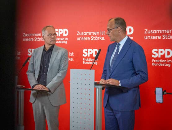 R L Friedrich Merz CDU , Federal Chancellor , and Matthias Miersch, leader of the SPD parliamentary group in the German Bundestag, taken before the SPD parliamentary group meeting in Berlin, 19 05 2026 Berlin Germany Copyright: xYonaxElsnerx